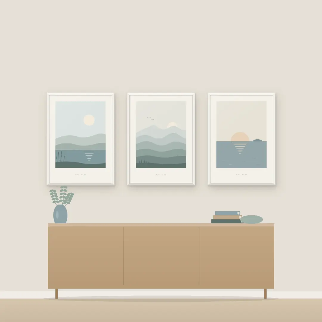 Bilderwand der Serie Ruhe: Stiller See, Nebelhügel und Horizont in weißen Rahmen über einem Sideboard